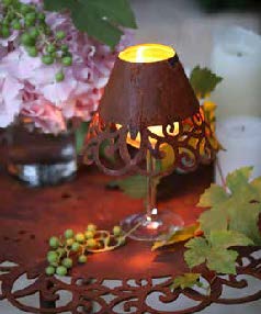 Schöne Upcycling Idee: Das Windlicht aus eine, alten Weinglas verziert unser Lampenschirm und die hübschen Muster errinnern in der Abenddämmerung an frühere Zeiten.